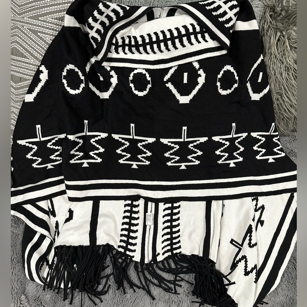 Black & White Olivacious reversible poncho with fringes